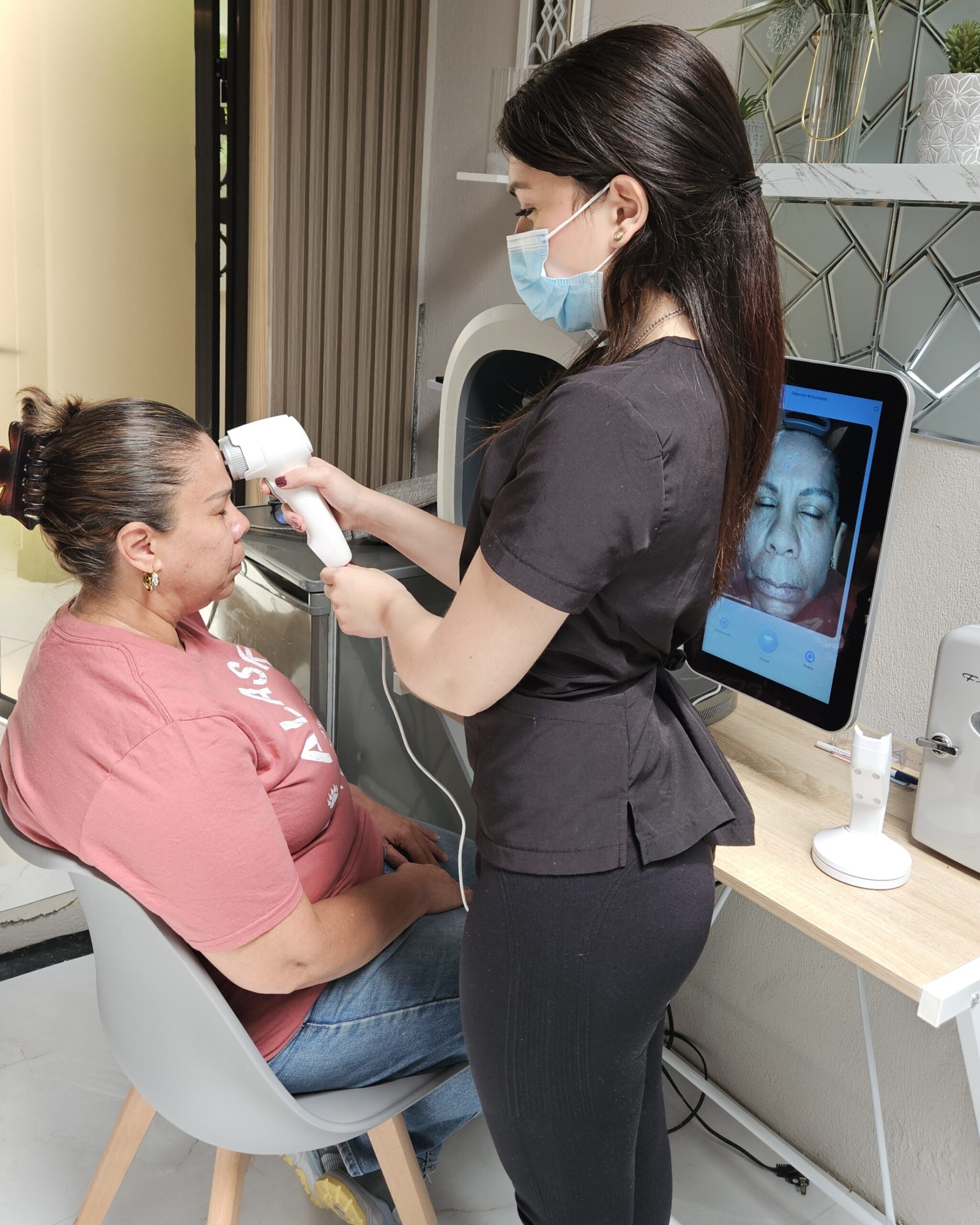 Julia Quesada, esteticista y lashista de Alternative Medical Spa